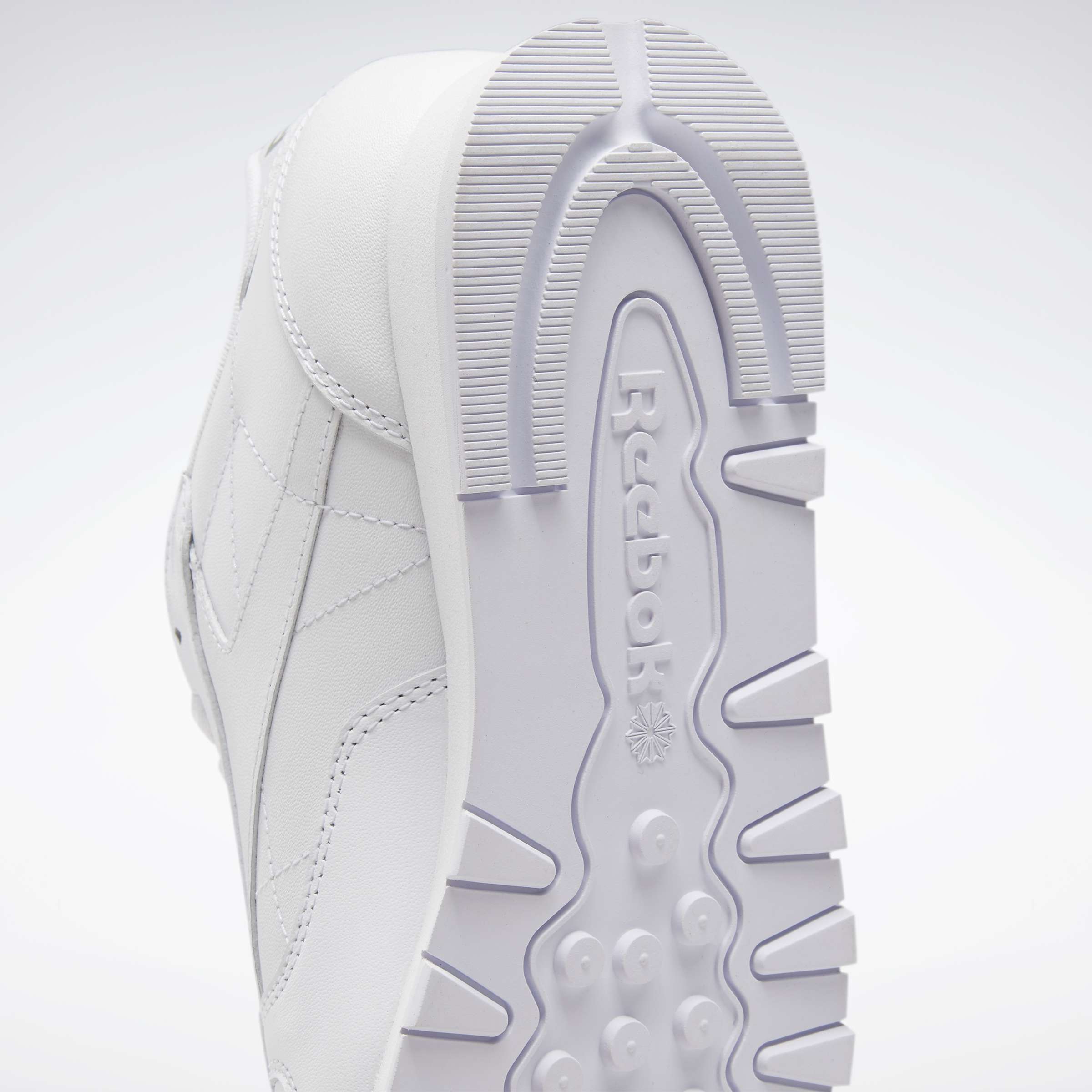 Un homenaje al estilo Reebok de principios del siglo XX. Estos tenis tienen un aire retro que combina a la perfección con tu vida moderna. image number 7