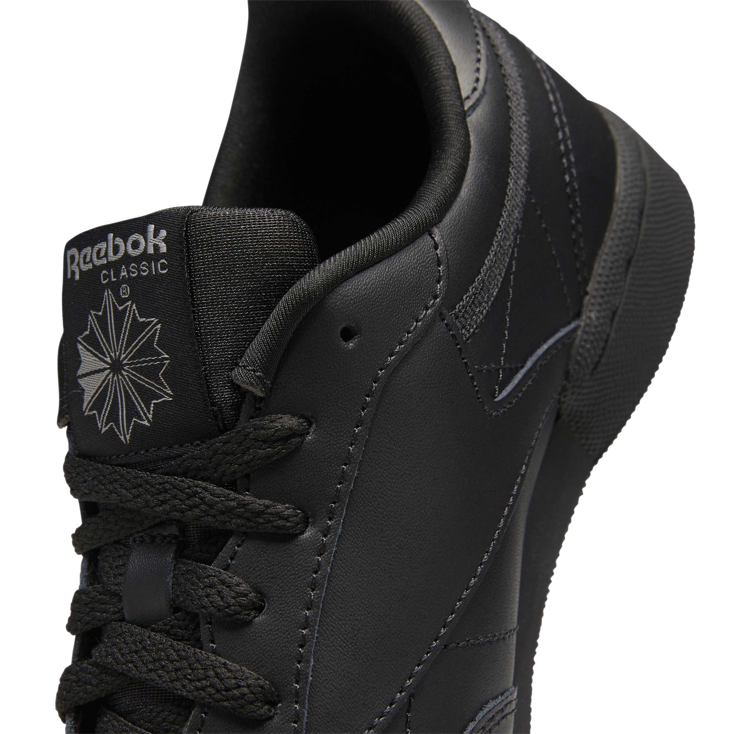 Combina un estilo skate con un diseño audaz y colores neutros, lo que los hace versátiles y fáciles de combinar con cualquier atuendo. image number 6