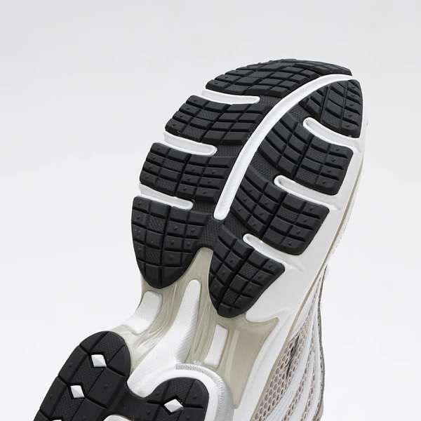 Inspirados en diseños de running de los 2000, cuentan con un tobillo acolchado y tecnología de sujeción personalizada de Reebok. image number 6