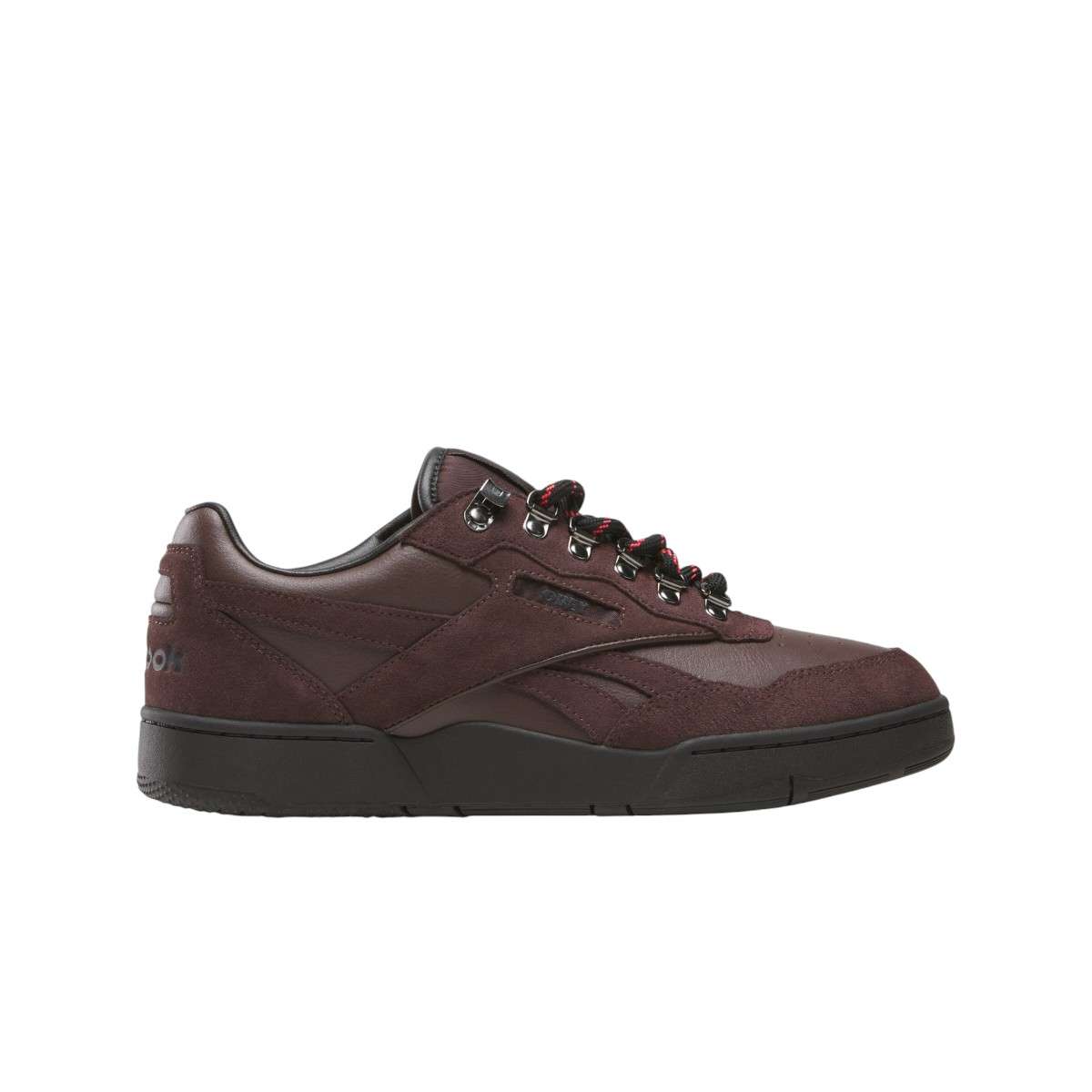 Siéntete como si hubieras encontrado un par de tenis Reebok antiguos en el sótano de alguien. Esa es la vibra de tus próximos BB 4000 II.