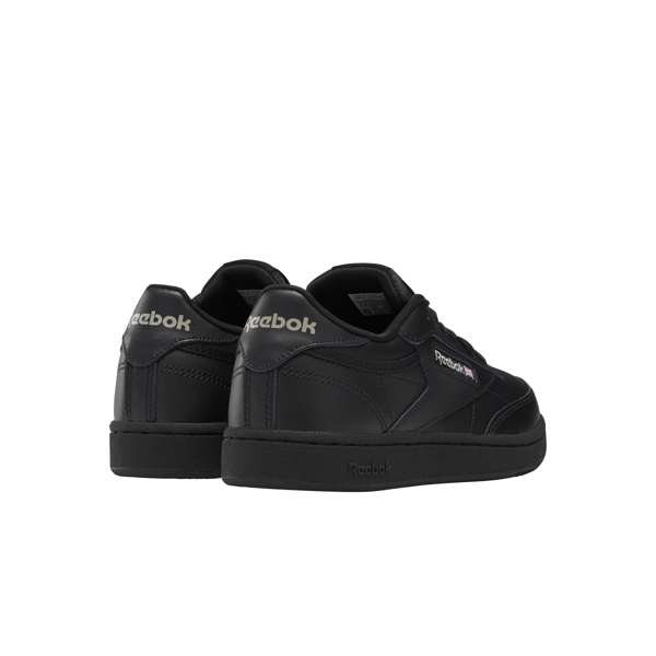 Tenis Club C Combina un estilo skate con un diseño audaz y colores neutros, lo que los hace versátiles y fáciles de combinar con cualquier atuendo.