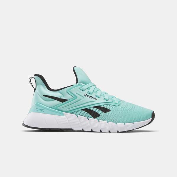 Tenis Nano Gym Combina la apariencia de un calzado para correr con características de entrenamiento, ofreciendo flexibilidad para diferentes ejercicios.
