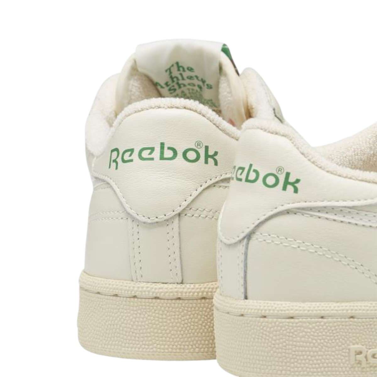 Sientete como si estuvieras en la cancha, con un forro de felpa y un logotipo de estilo años 90, brindando un toque retro. image number 5