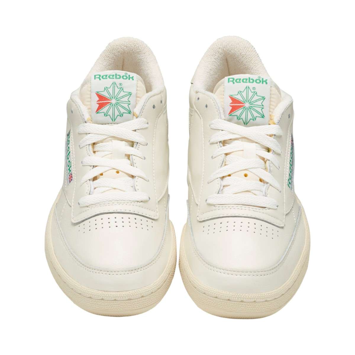 Sientete como si estuvieras en la cancha, con un forro de felpa y un logotipo de estilo años 90, brindando un toque retro.