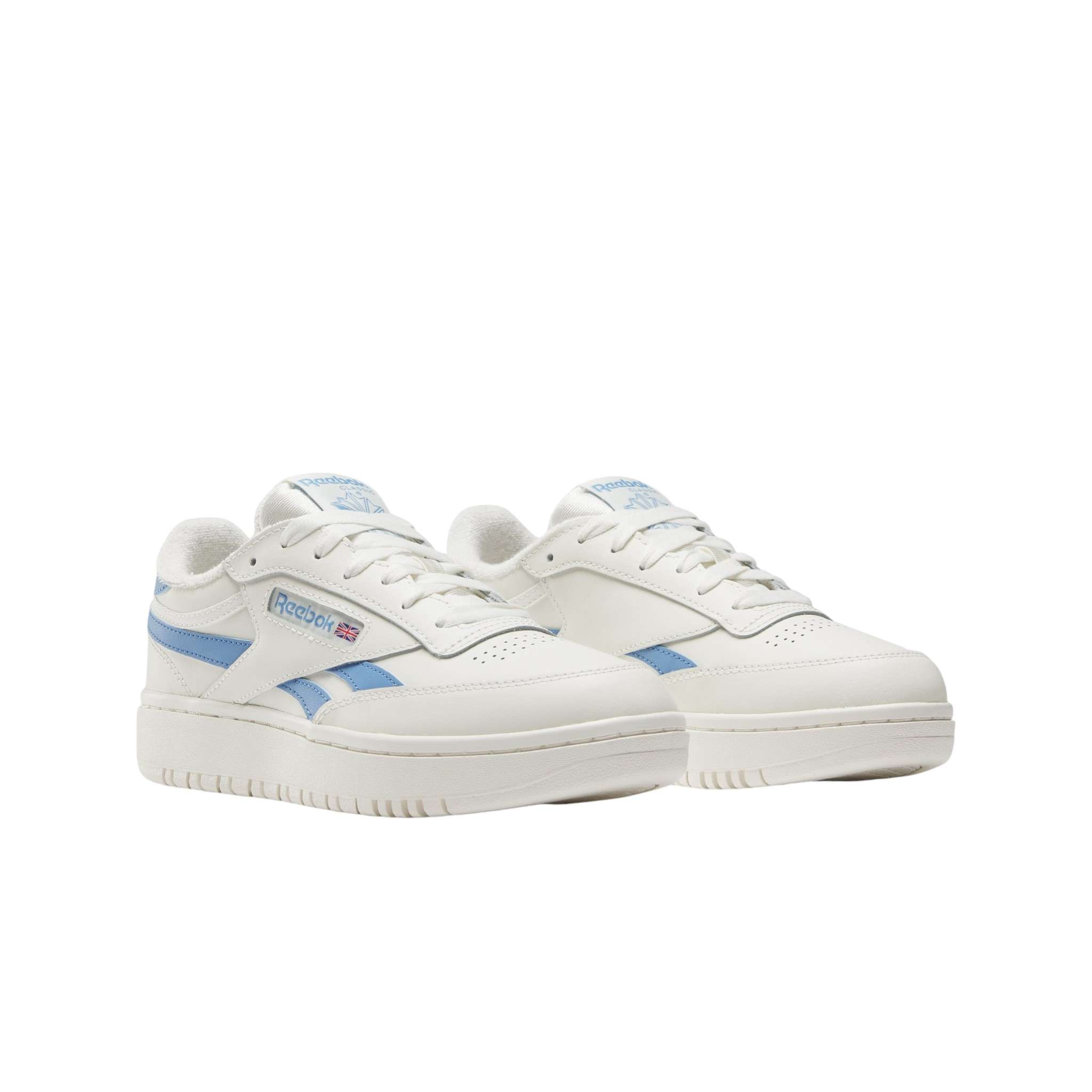 Combinan estilo y funcionalidad, con una suela doble que aporta altura y una parte superior de cuero que ofrece un toque clásico.