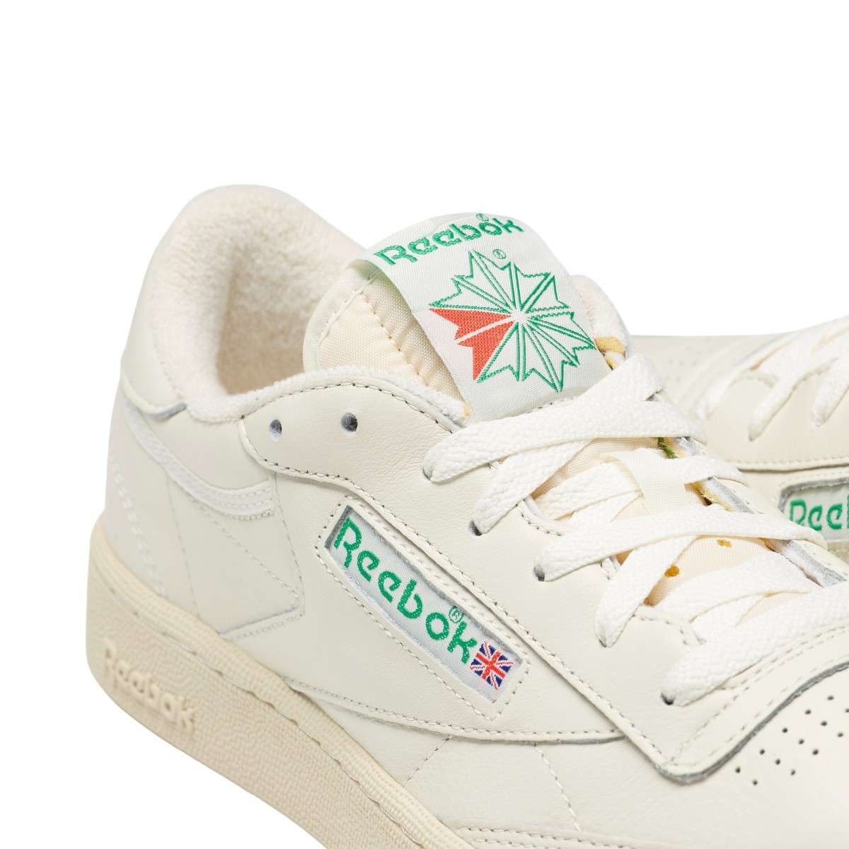 Sientete como si estuvieras en la cancha, con un forro de felpa y un logotipo de estilo años 90, brindando un toque retro. image number 9