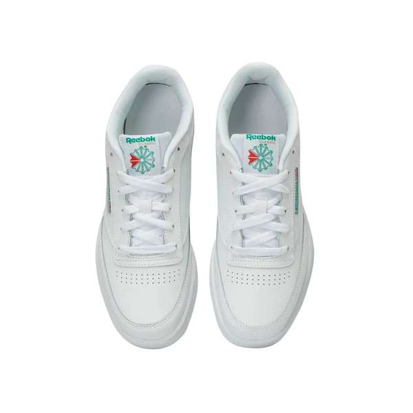 Tenis Club C Combina un estilo skate con un diseño audaz y colores neutros, lo que los hace versátiles y fáciles de combinar con cualquier atuendo.