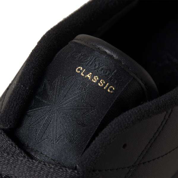 Esta versi&oacute;n relajada del cl&aacute;sico de 1985 tiene las mismas l&iacute;neas limpias y la misma suela dentada &uacute;nica que el original.