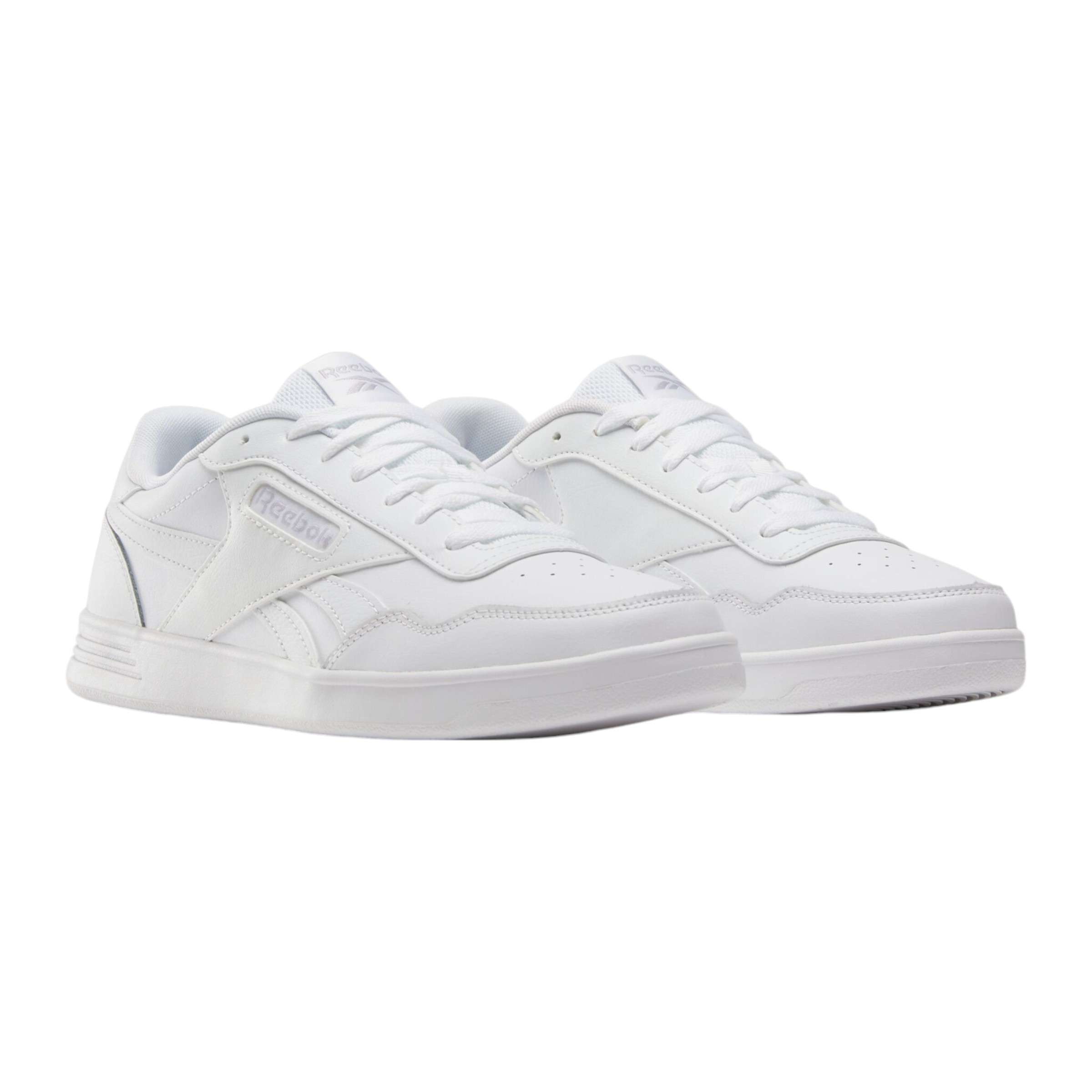 El estilo Reebok que te encanta en una silueta cl&aacute;sica de tenis vintage que se puede usar de manera elegante o informal.