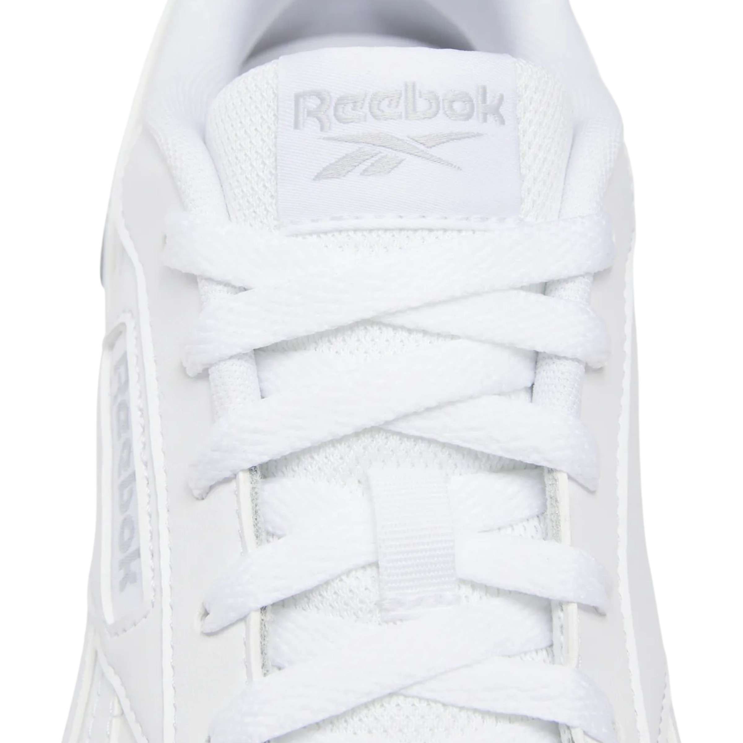 La comodidad es clave con una plantilla lujosa y una entresuela acolchada. Luce un dise&ntilde;o limpio y minimalista. image number 7