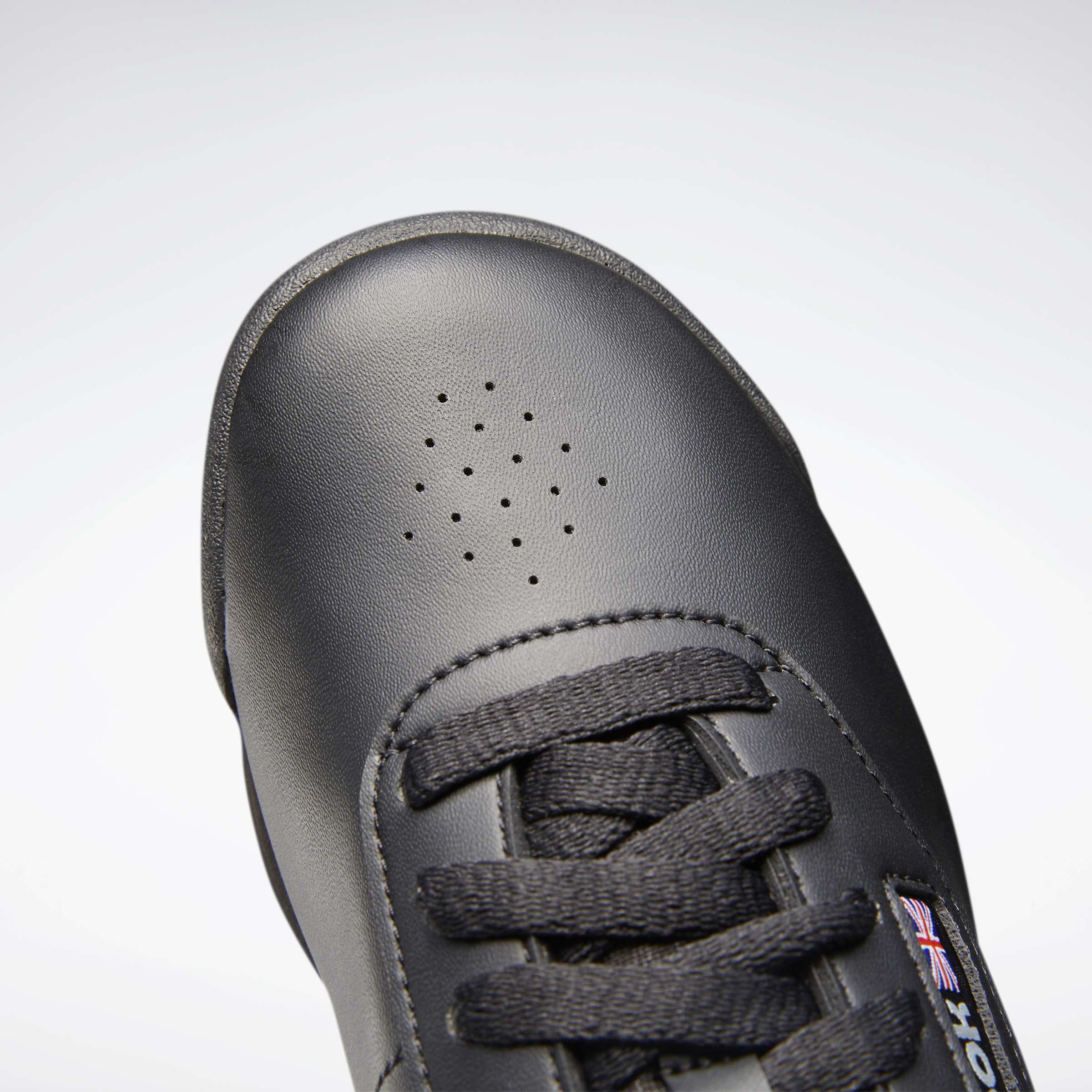 Destaca por su amortiguación y estilo atemporal, con un diseño limpio en la parte superior que incluye perforaciones y costuras sutiles. image number 9