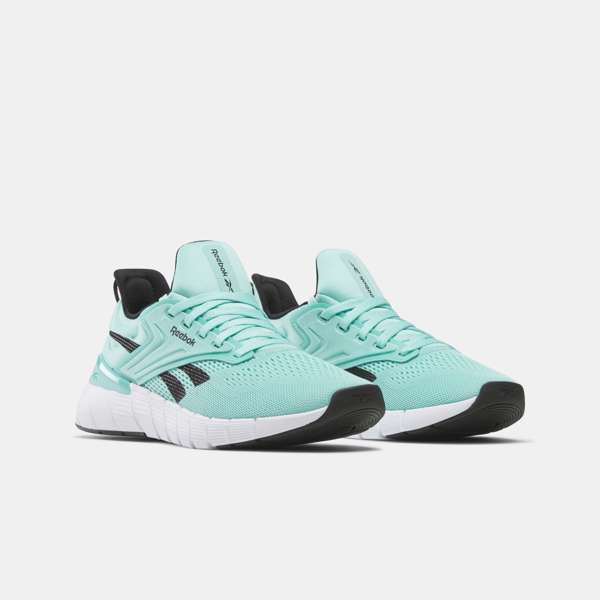Tenis Nano Gym Combina la apariencia de un calzado para correr con características de entrenamiento, ofreciendo flexibilidad para diferentes ejercicios.