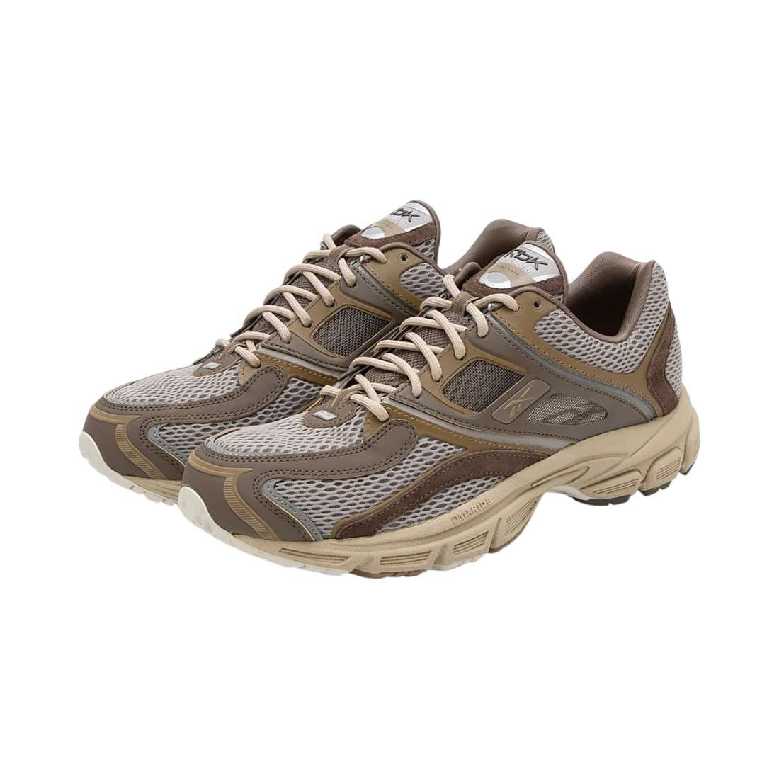 Los tenis Premier Trinity KFS incorporan un sistema de ajuste cinético que proporciona soporte y flexibilidad.