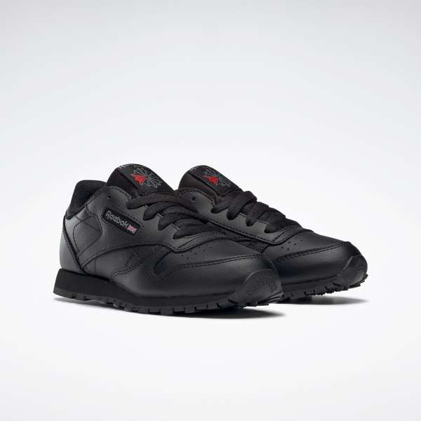 Tenis Classic Leather Un homenaje al estilo Reebok de principios del siglo XX. Estos tenis tienen un aire retro que combina a la perfección con tu vida moderna.