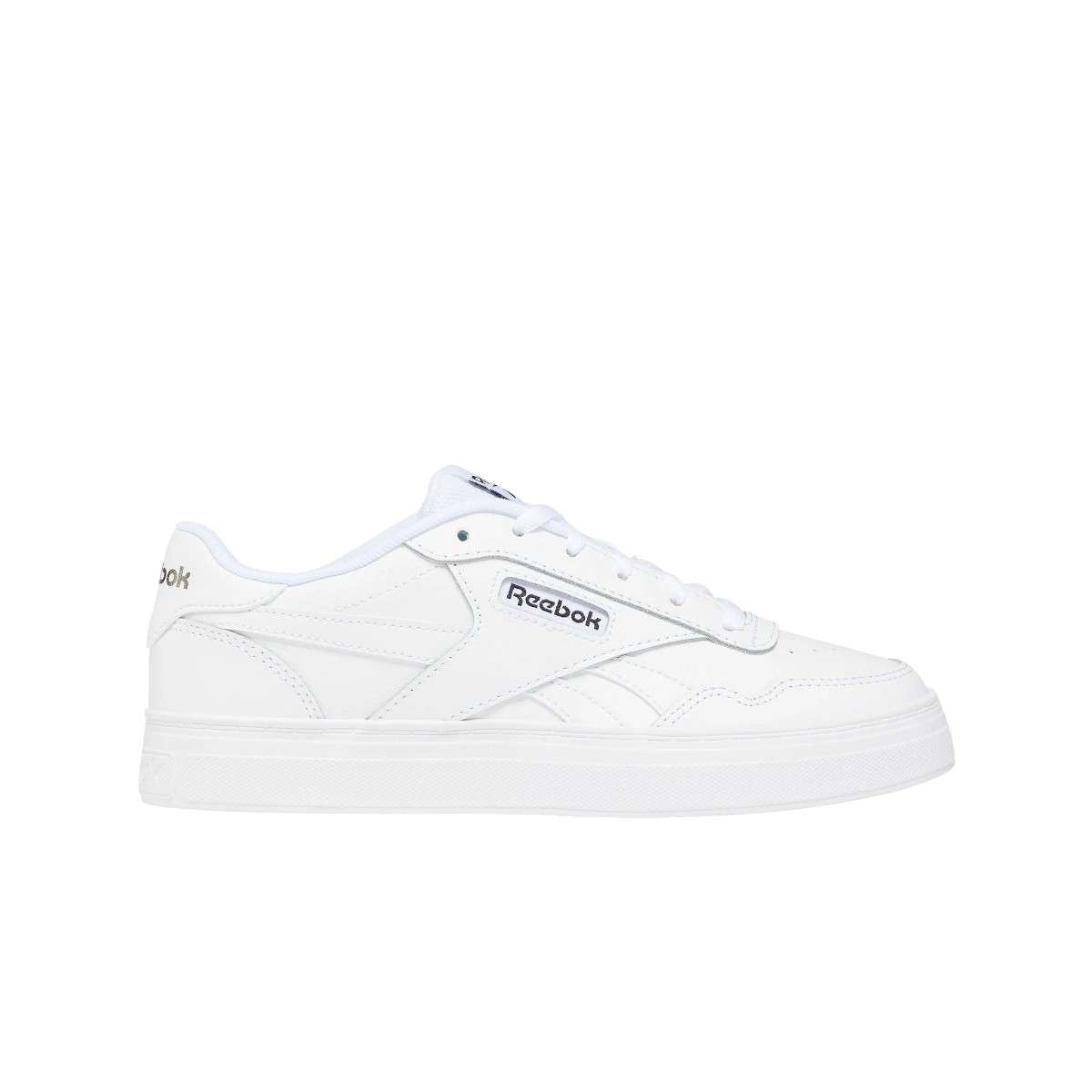 El estilo Reebok que te encanta en una silueta cl&aacute;sica de tenis vintage que se puede usar de manera elegante o informal.