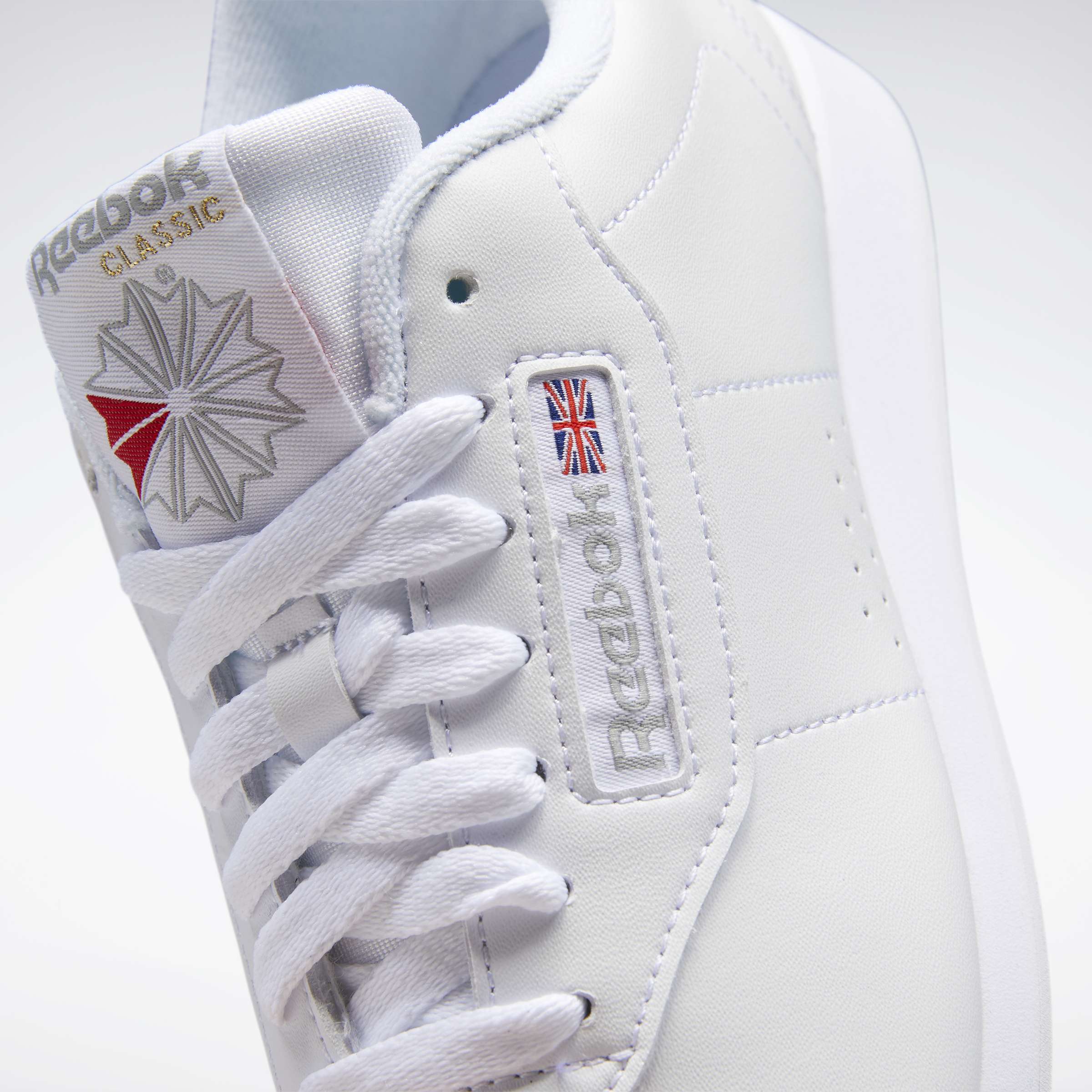 Destaca por su amortiguación y estilo atemporal, con un diseño limpio en la parte superior que incluye perforaciones y costuras sutiles. image number 9