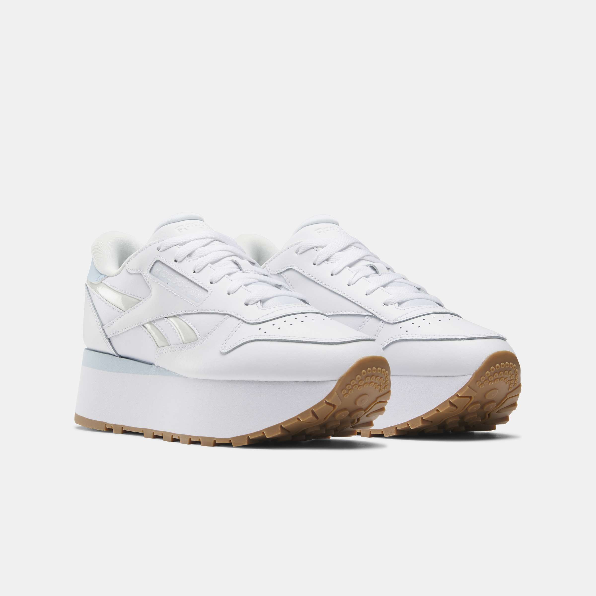 Lleva el estilo del running tradicional de Reebok a nuevas alturas con estos tenis con la plataforma más alta hasta el momento. image number 1