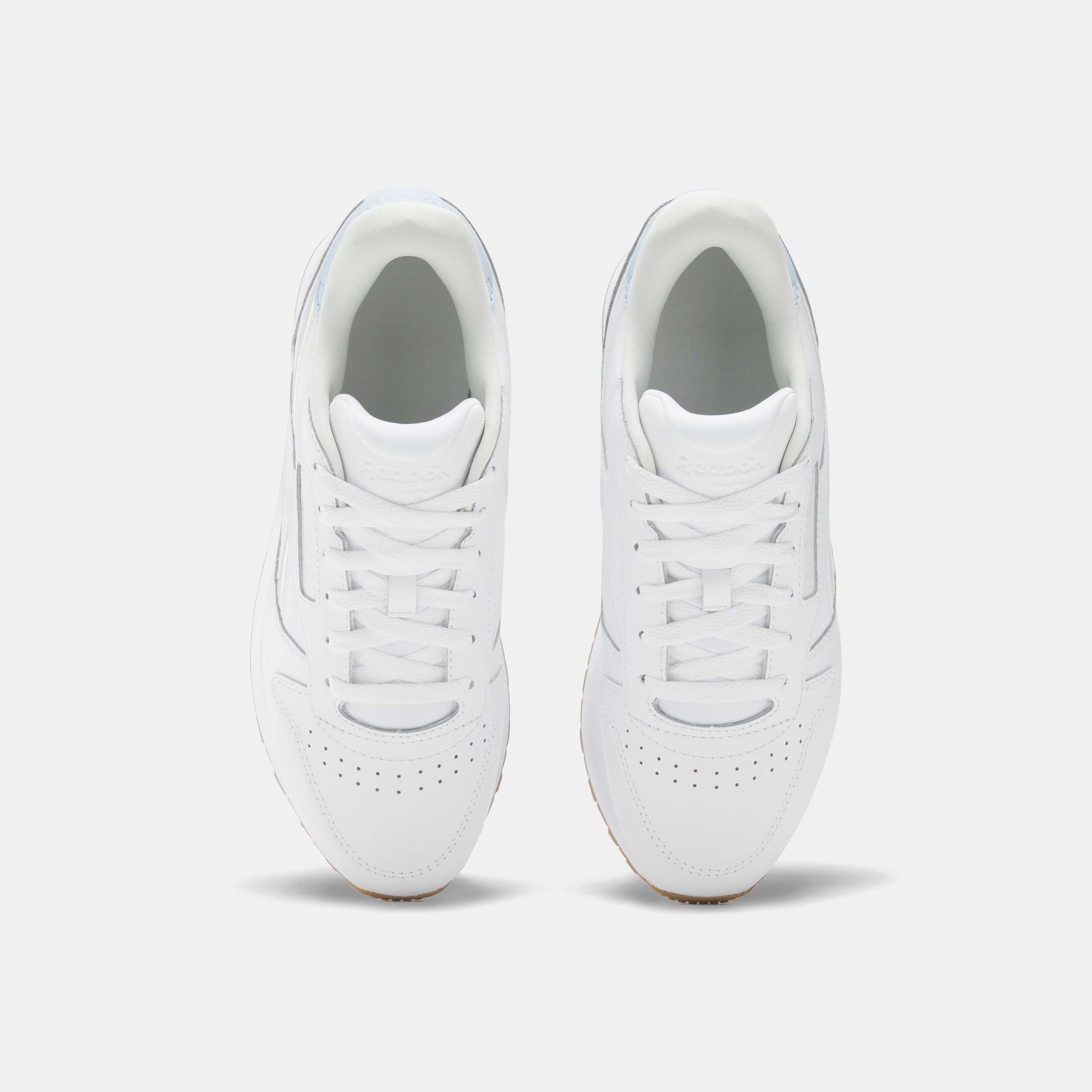 Lleva el estilo del running tradicional de Reebok a nuevas alturas con estos tenis con la plataforma más alta hasta el momento. image number 3