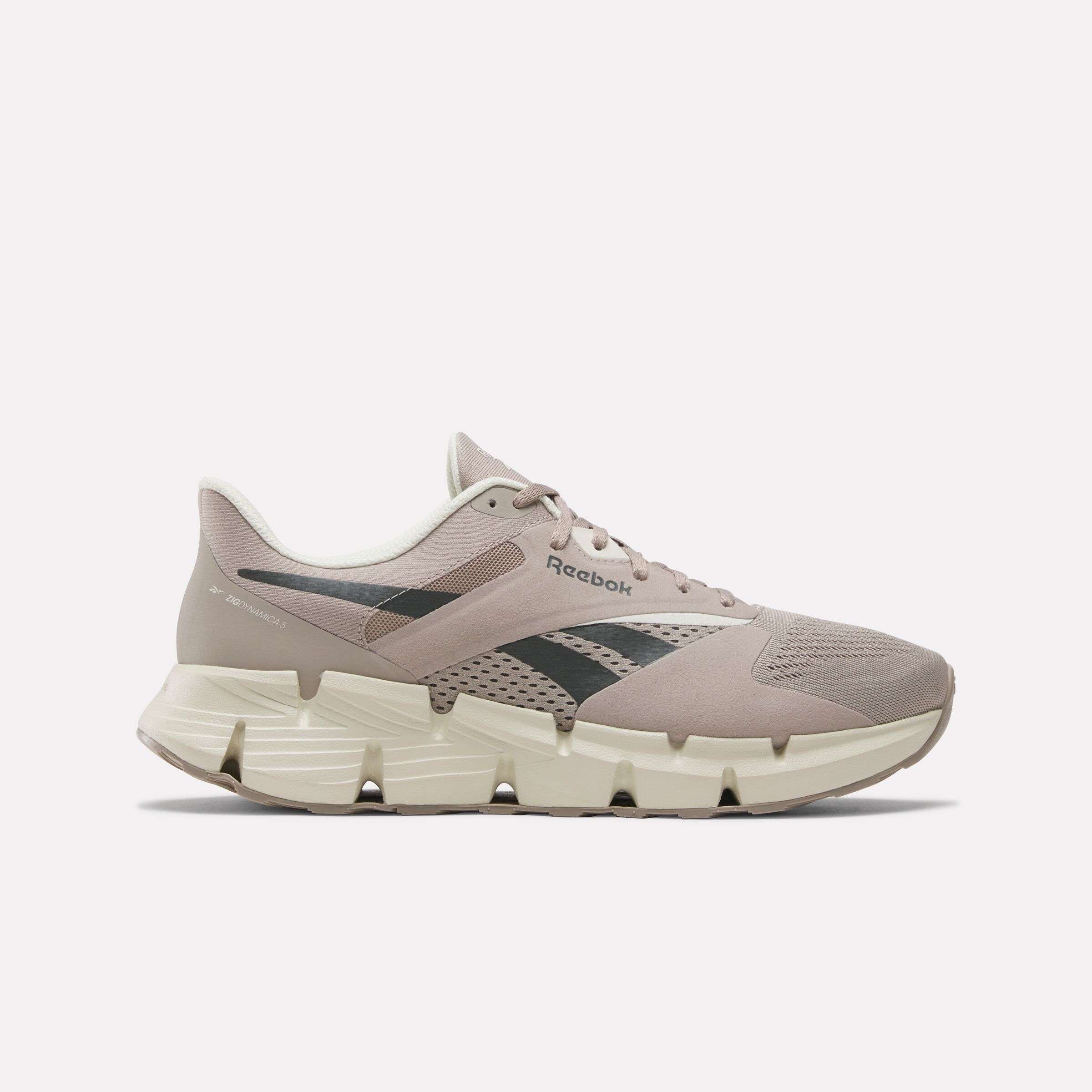 No te conformes con tenis aburridos; elige los tenis con la icónica entresuela Reebok Zig ofrecen un diseño robusto que realzará tu estilo.