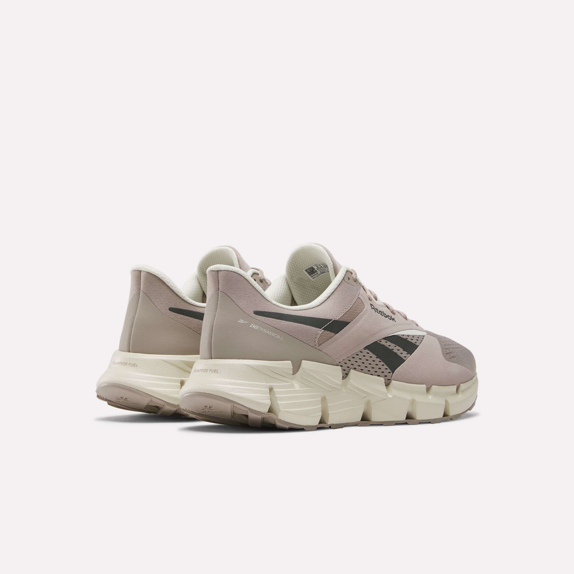 No te conformes con tenis aburridos; elige los tenis con la icónica entresuela Reebok Zig ofrecen un diseño robusto que realzará tu estilo.