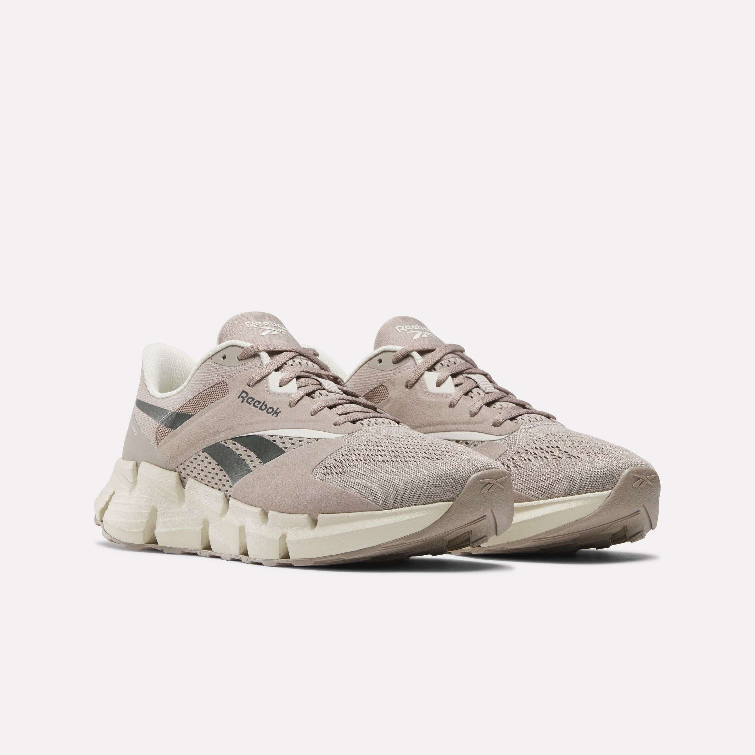 No te conformes con tenis aburridos; elige los tenis con la icónica entresuela Reebok Zig ofrecen un diseño robusto que realzará tu estilo.