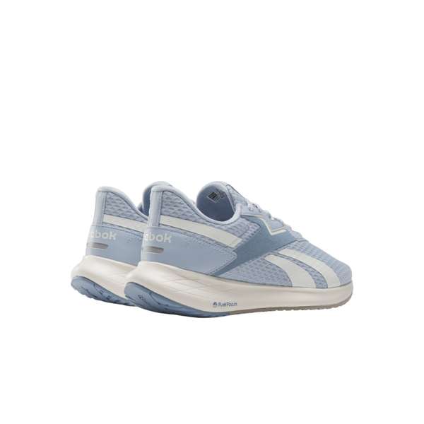 Tenis Energen Plus 2 Diseñados para ofrecer comodidad y ligereza, permitiéndote alcanzar tus metas. Cuando te sientes bien, puedes llegar más lejos.