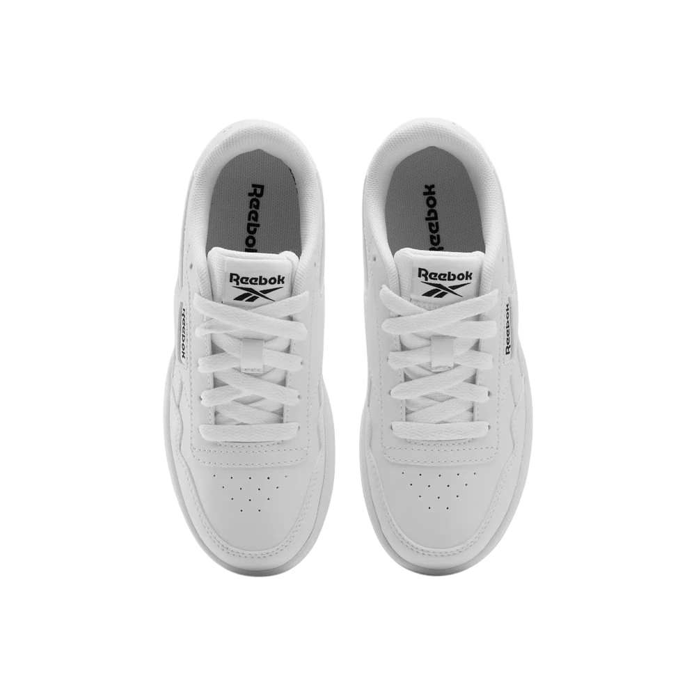 El estilo Reebok que te encanta en una silueta cl&aacute;sica de tenis vintage que se puede usar de manera elegante o informal. image number 3