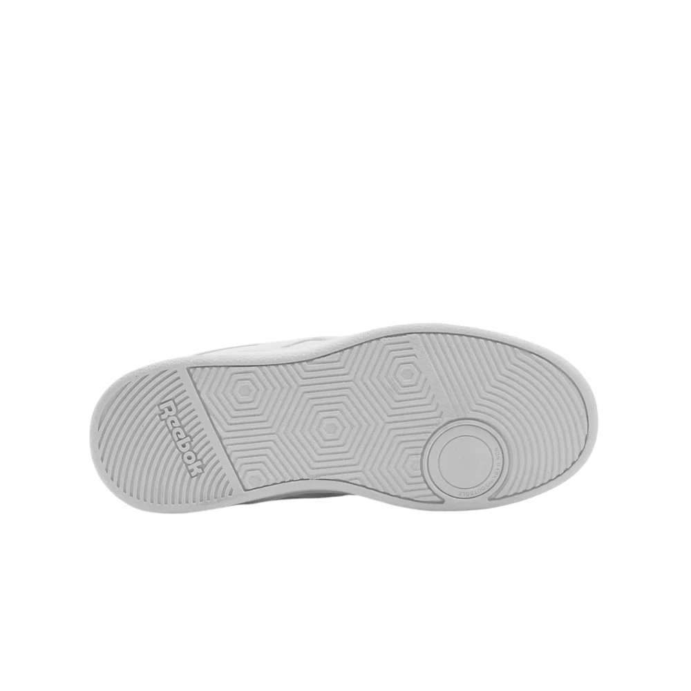 El estilo Reebok que te encanta en una silueta cl&aacute;sica de tenis vintage que se puede usar de manera elegante o informal. image number 4