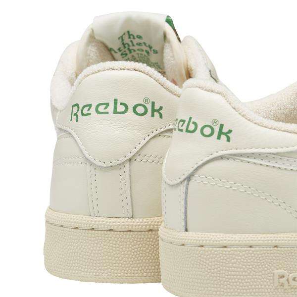 Sientete como si estuvieras en la cancha, con un forro de felpa y un logotipo de estilo años 90, brindando un toque retro. image number 1