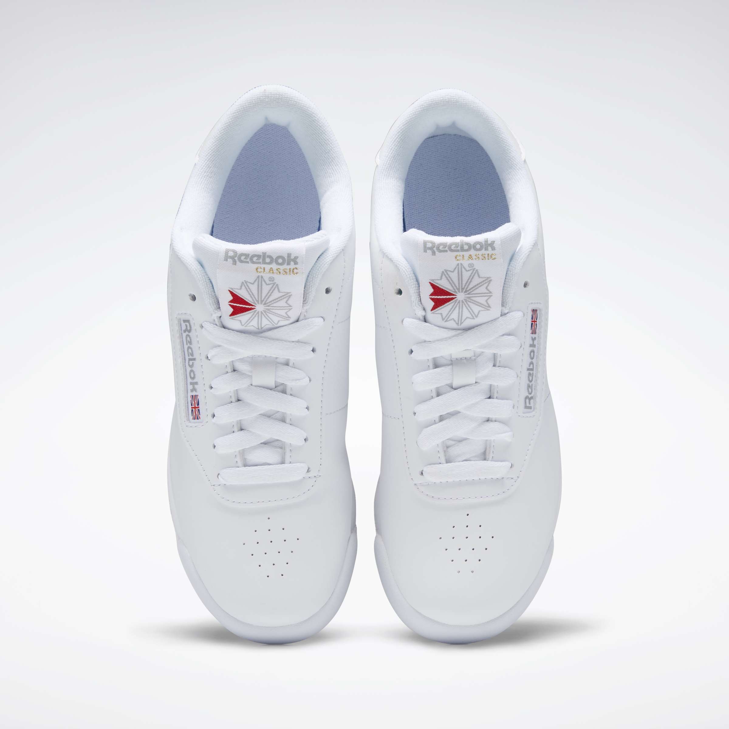 Destaca por su amortiguación y estilo atemporal, con un diseño limpio en la parte superior que incluye perforaciones y costuras sutiles. image number 3