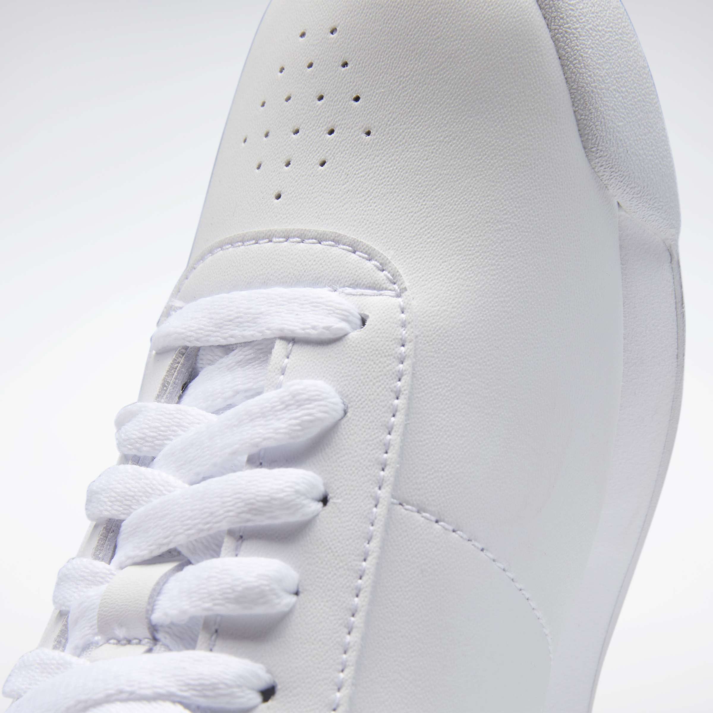Destaca por su amortiguación y estilo atemporal, con un diseño limpio en la parte superior que incluye perforaciones y costuras sutiles. image number 8