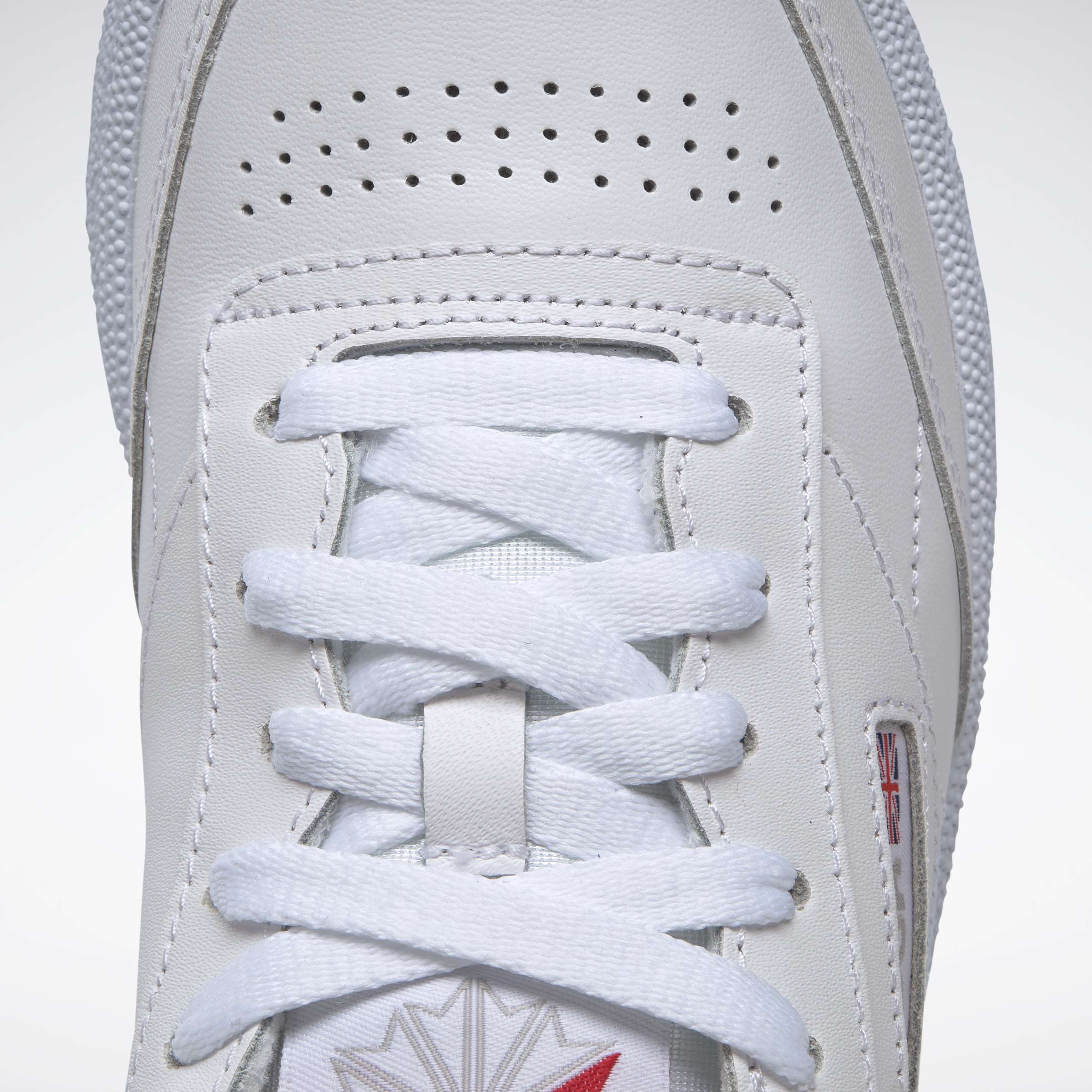 Un estilo sencillo significa que estos tenis de cuero flexible combinan con todo. Porque a veces no tienes que decir nada para hacer una declaración. image number 7