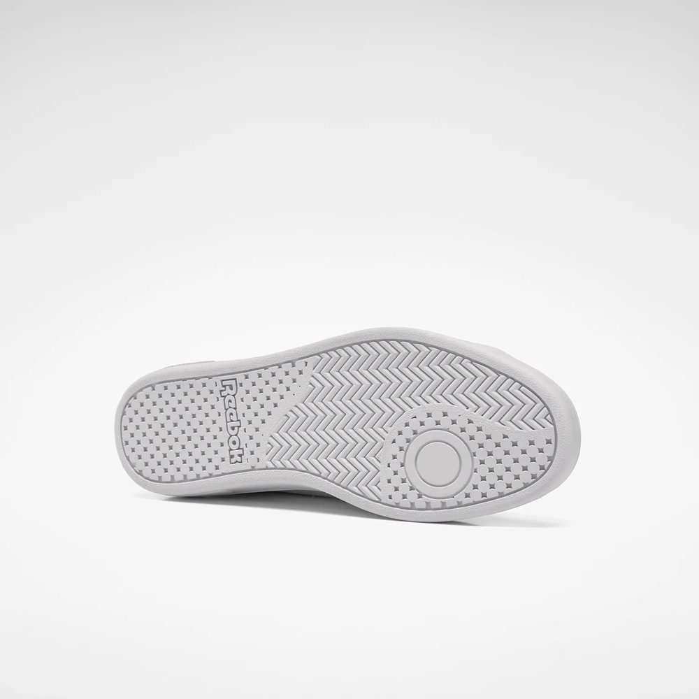 Diseño minimalista inspirado en los modelos clásicos de tenis, una silueta low adornada con costuras que forman el logo. image number 3