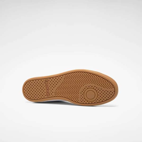 Diseño minimalista inspirado en los modelos clásicos de tenis, una silueta low adornada con costuras que forman el logo. image number 3