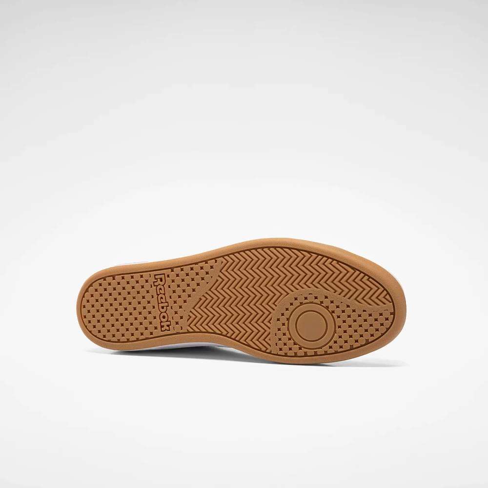 Diseño minimalista inspirado en los modelos clásicos de tenis, una silueta low adornada con costuras que forman el logo. image number 3