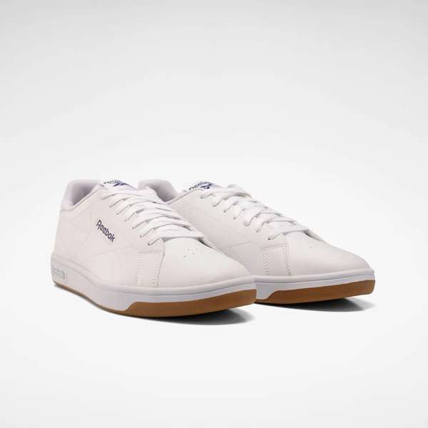 Diseño minimalista inspirado en los modelos clásicos de tenis, una silueta low adornada con costuras que forman el logo. image number 2