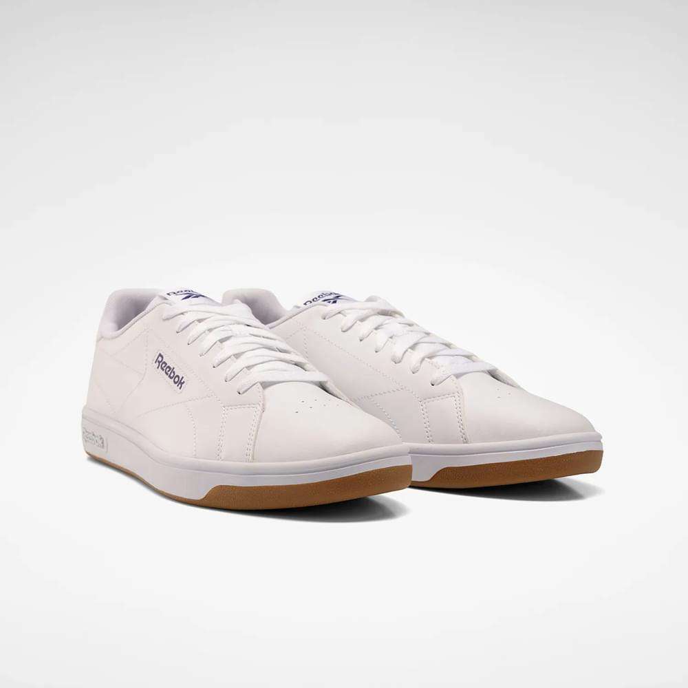Diseño minimalista inspirado en los modelos clásicos de tenis, una silueta low adornada con costuras que forman el logo. image number 2