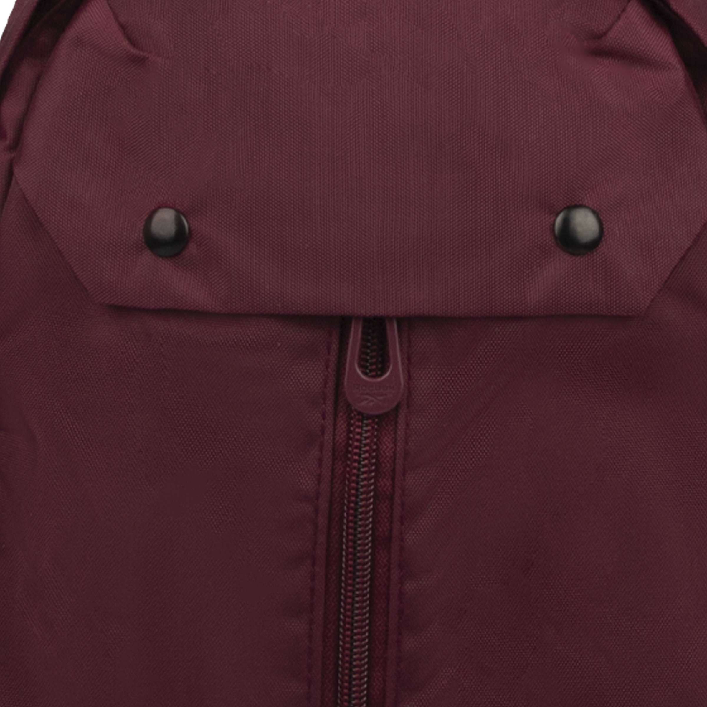 Lleva tus b&aacute;sicos con estilo con un crossbody Reebok pr&aacute;ctico, ligero y perfecto para el d&iacute;a a d&iacute;a en la ciudad. image number 3