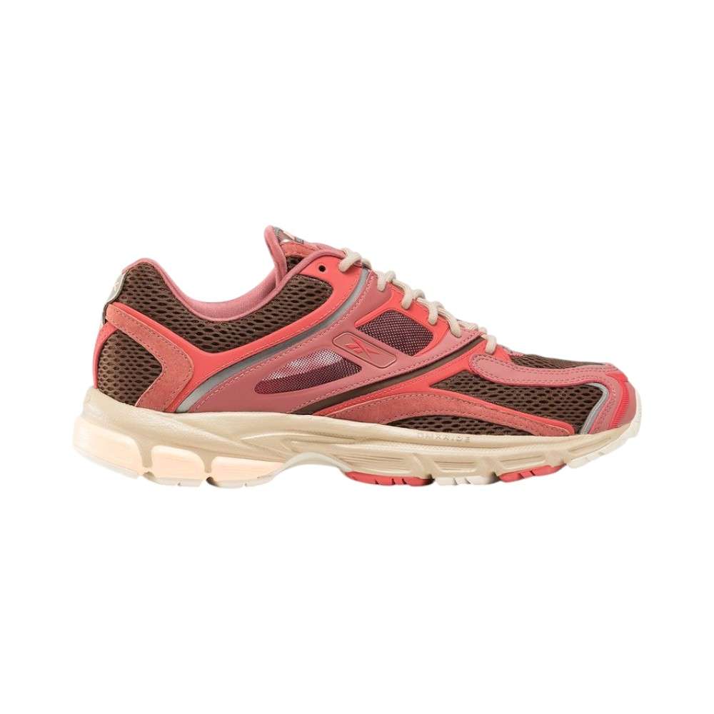 Los tenis Premier Trinity KFS incorporan un sistema de ajuste cinético que proporciona soporte y flexibilidad.