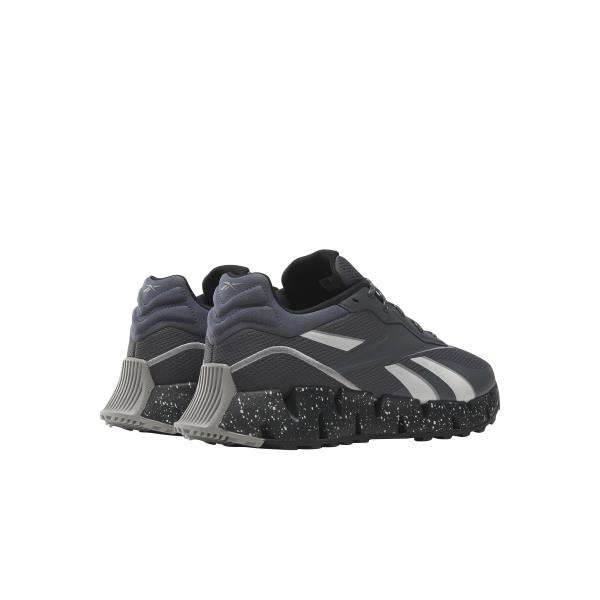 No te conformes con tenis aburridos; elige los tenis con la icónica entresuela Reebok Zig ofrecen un diseño robusto que realzará tu estilo.