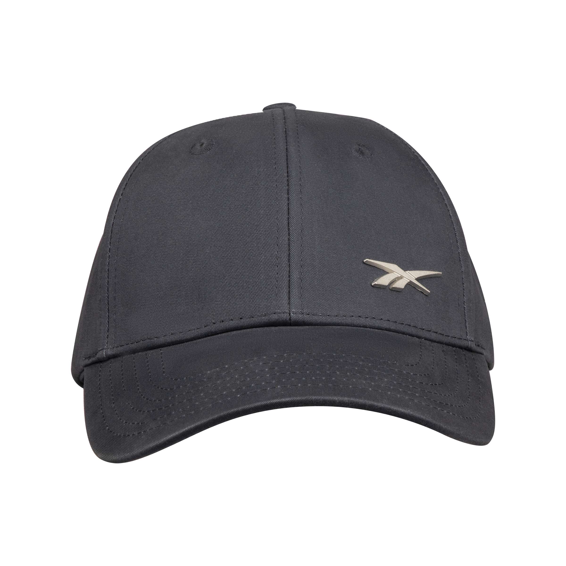 Completa tu outfit con una gorra Reebok de estilo cl&aacute;sico y detalles met&aacute;licos que elevan cualquier look.