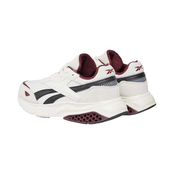 Tenis Hexalite Legacy 1.5 Con amortiguación Hexalite y una entresuela escultural, ofreciendo un estilo espacial. Su diseño en una paleta neutra combina tela y suede.
