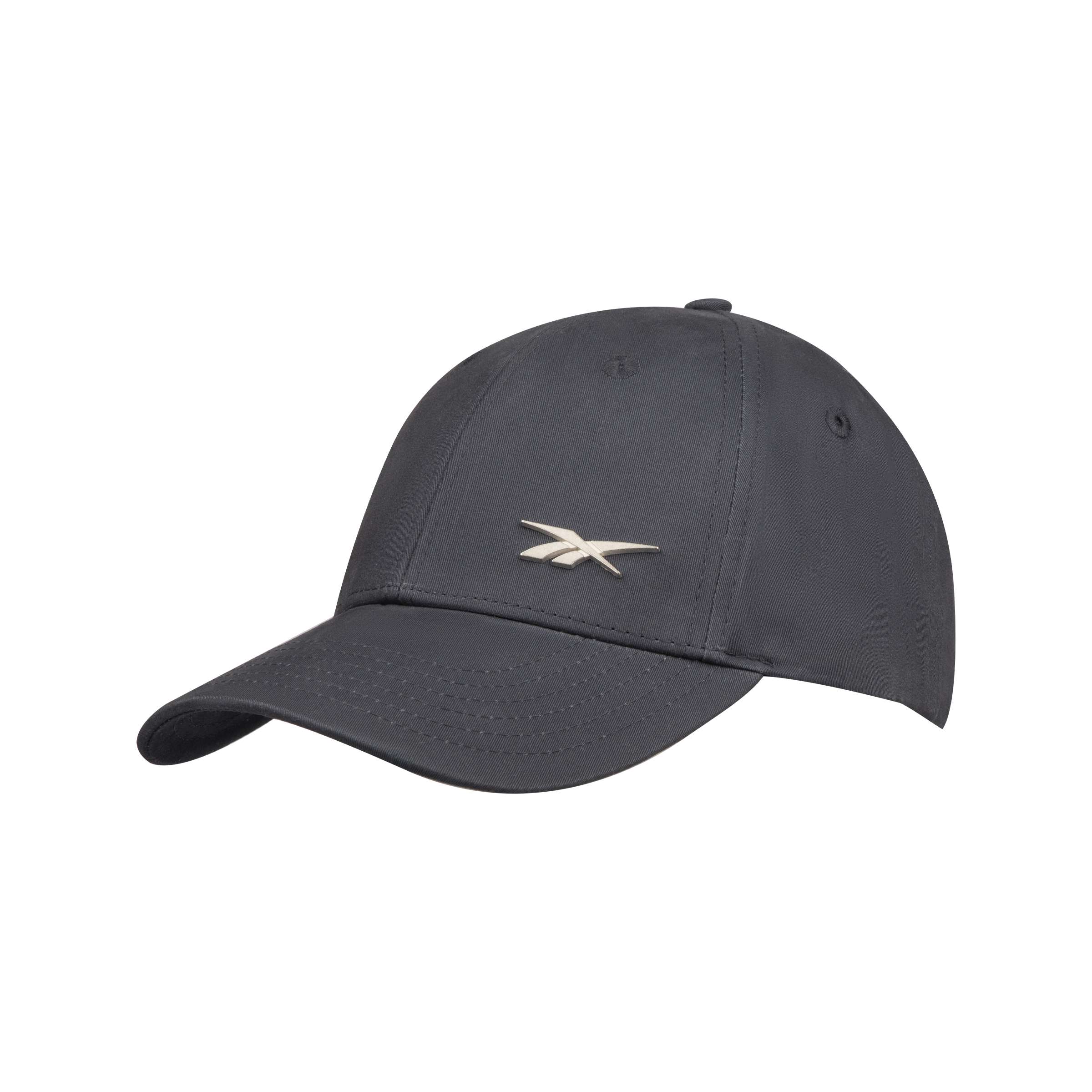 Completa tu outfit con una gorra Reebok de estilo cl&aacute;sico y detalles met&aacute;licos que elevan cualquier look.