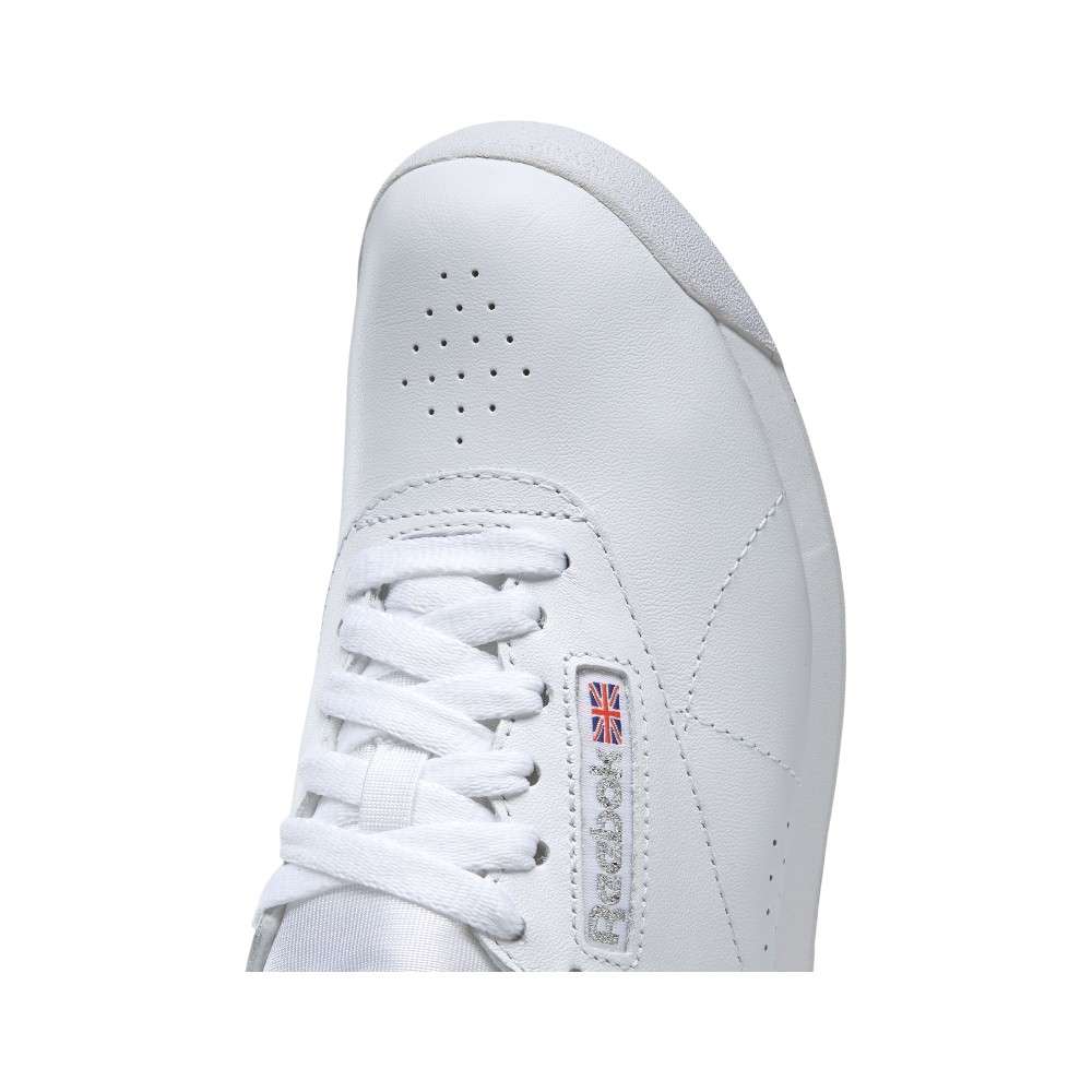 A la última, en tendencia y de moda: descubre nuestra popular silueta Freestyle Hi en colores atemporales. image number 3