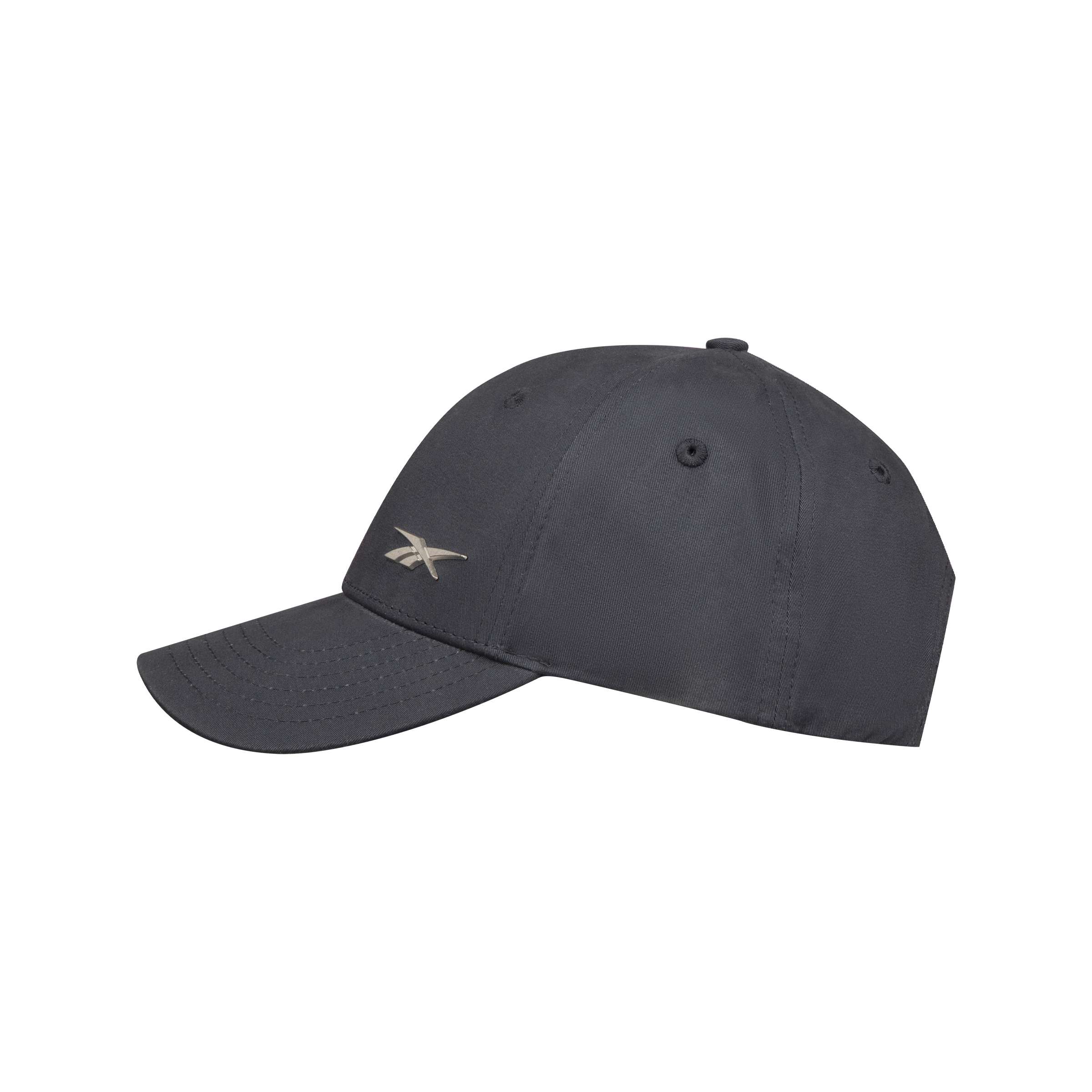 Completa tu outfit con una gorra Reebok de estilo cl&aacute;sico y detalles met&aacute;licos que elevan cualquier look. image number 3