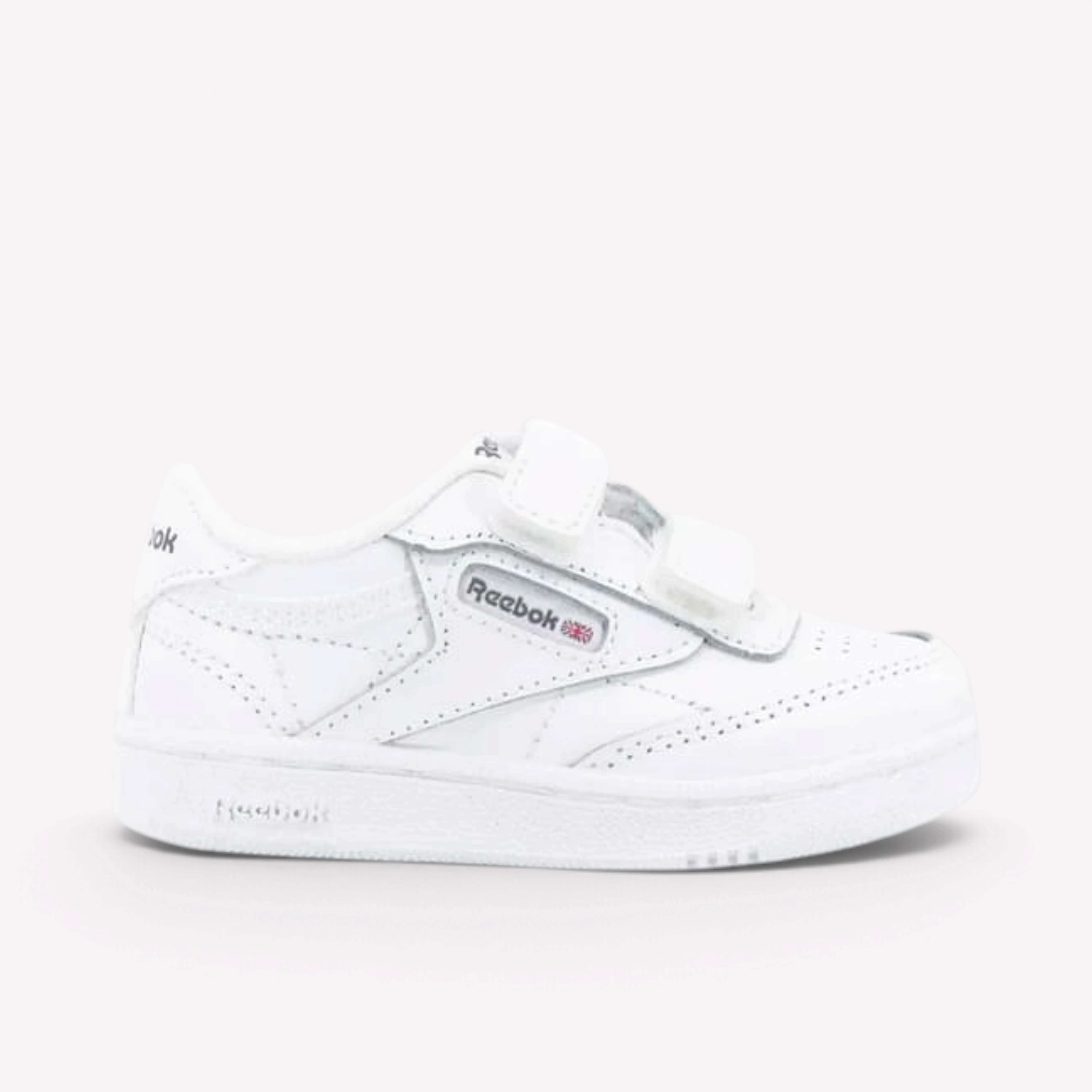 &Uacute;nete al club: esta versi&oacute;n miniatura de los Club C originales homenajea al cl&aacute;sico modelo de tenis con un dise&ntilde;o elegante.