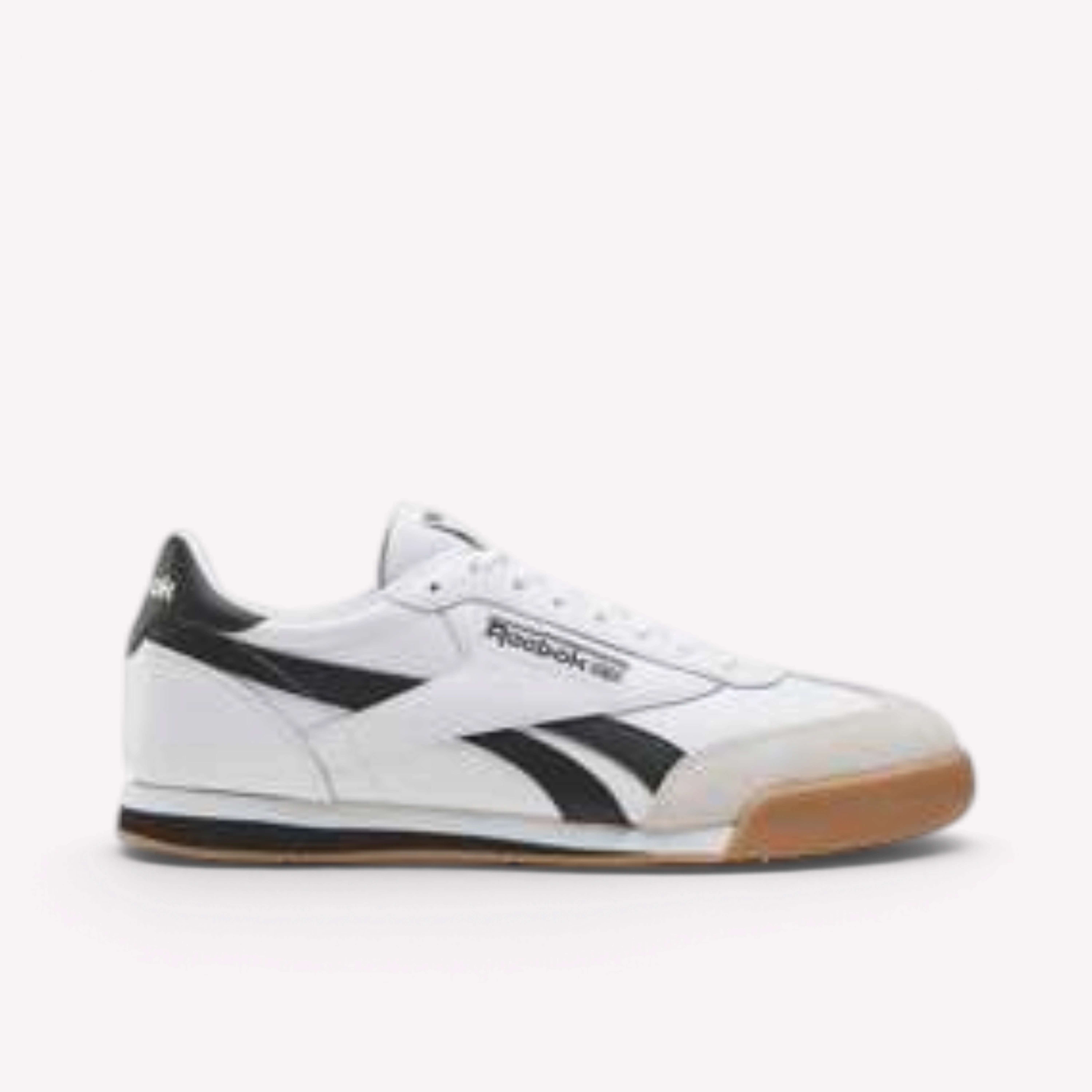 Inspirados en el f&uacute;tbol vintage de los a&ntilde;os 90, combinan una silueta elegante y colores cl&aacute;sicos con una puntera de gamuza y goma.