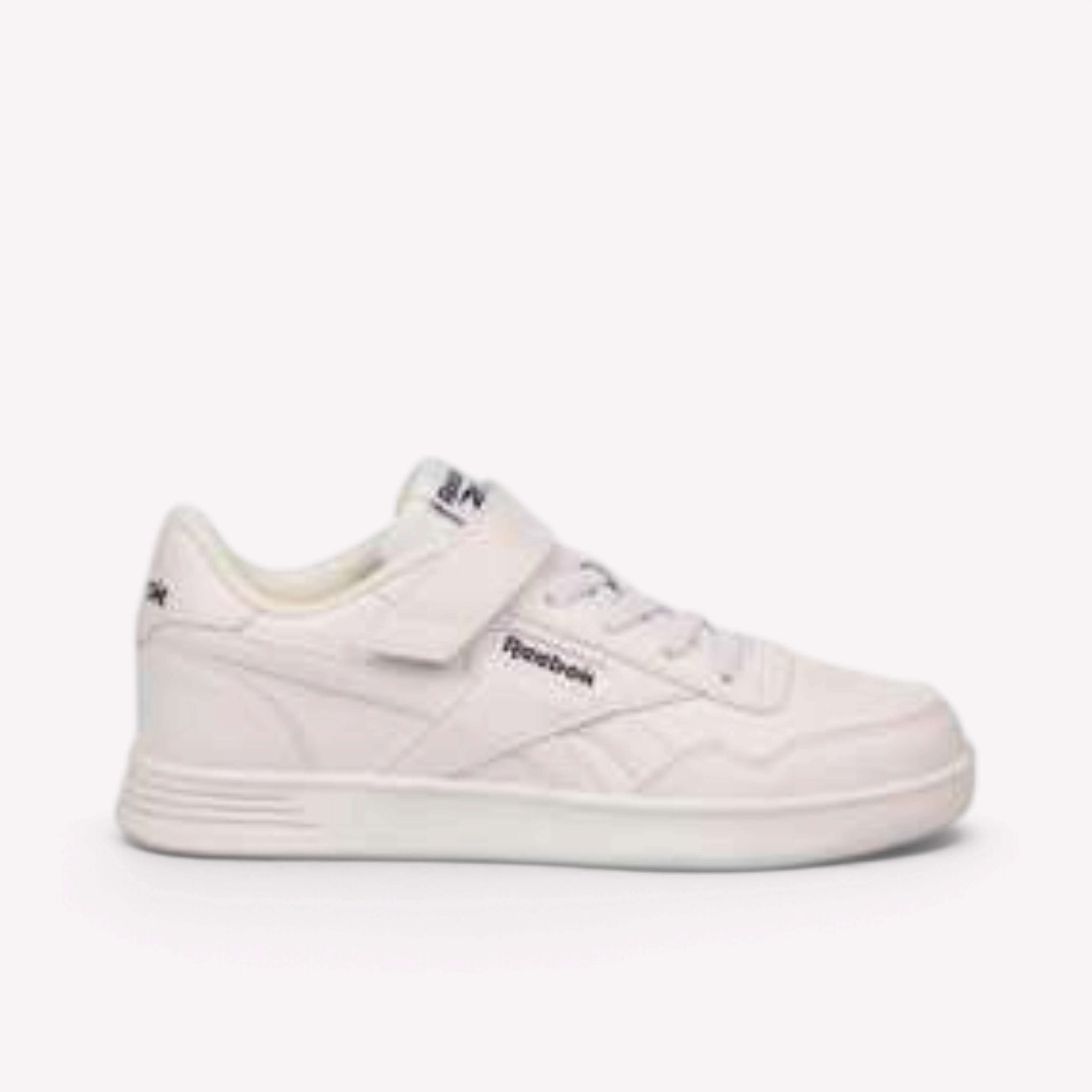 El estilo Reebok que te encanta en una silueta cl&aacute;sica de tenis vintage que se puede usar de manera elegante o informal.
