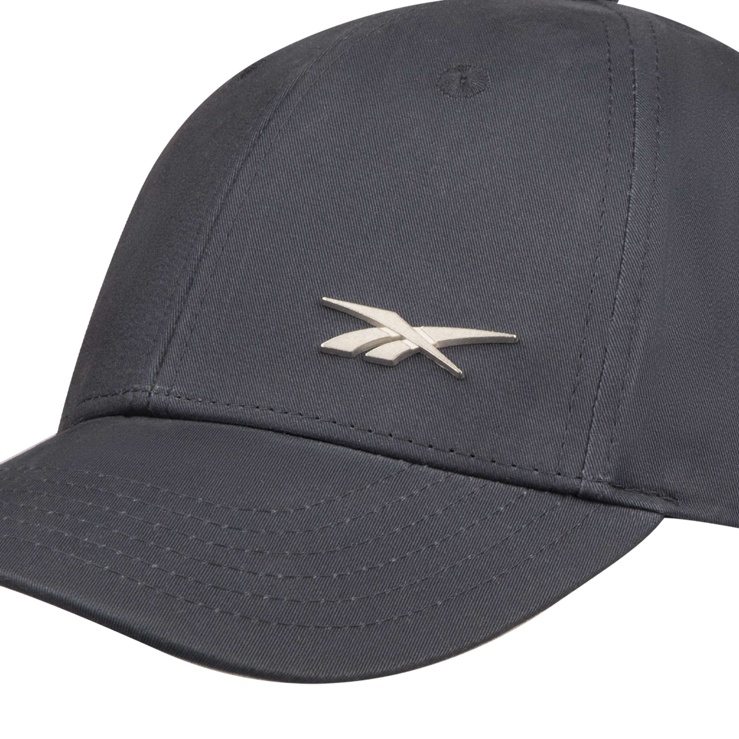 Completa tu outfit con una gorra Reebok de estilo cl&aacute;sico y detalles met&aacute;licos que elevan cualquier look. image number 4