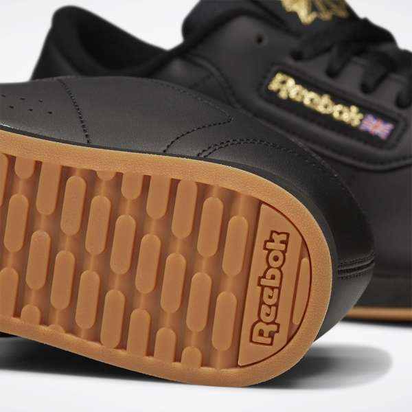 Destaca por su amortiguación y estilo atemporal, con un diseño limpio en la parte superior que incluye perforaciones y costuras sutiles. image number 4